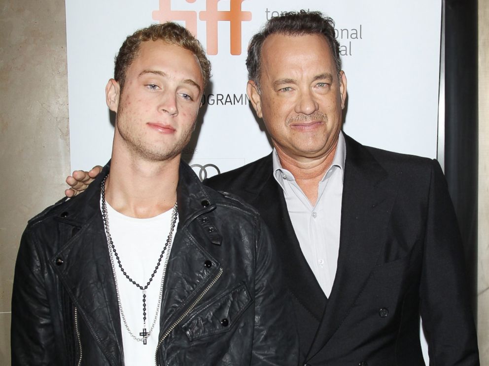 Tom Hanks junto a su hijo Chester. 