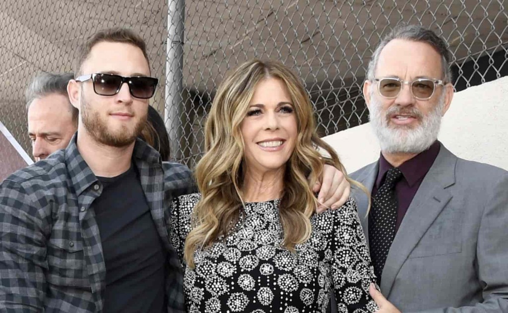 Chester Hanks junto a sus padres, Rita Wilson y Tom Hanks.