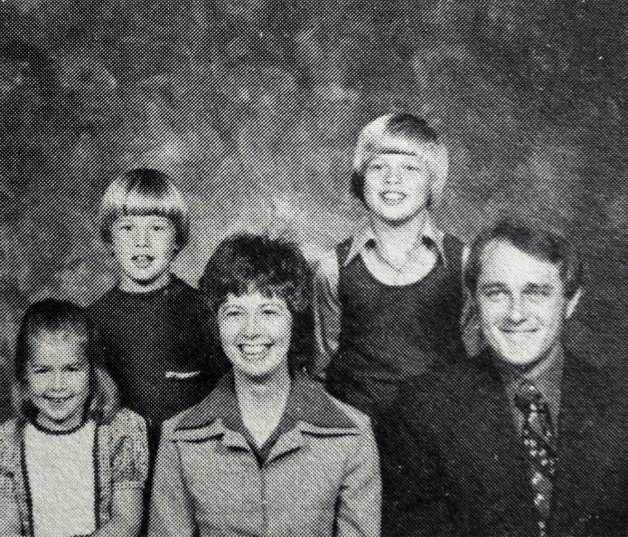 Una antigua foto familiar de la familia Pitt, donde Brad aparece junto a sus padres y sus dos hermanos menores.