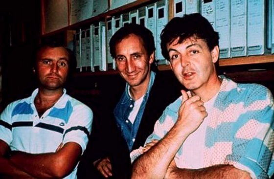 Phil Collins junto a Pete Townsend (guitarrista de The Who) y Paul McCartney.