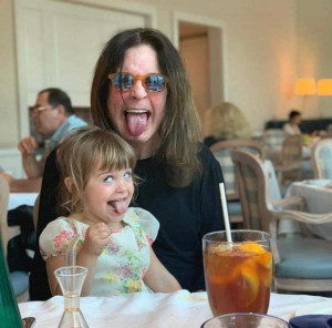 Cuando tratas de comportarte normal, pero tu abuelo es Ozzy Osbourne.
