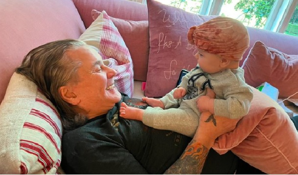  Sharon Osbourne, esposa de Ozzy, publicó en sus redes sociales una tierna foto donde el ex cantante de Black Sabbath aparece con su nieta Maple en su regazo.