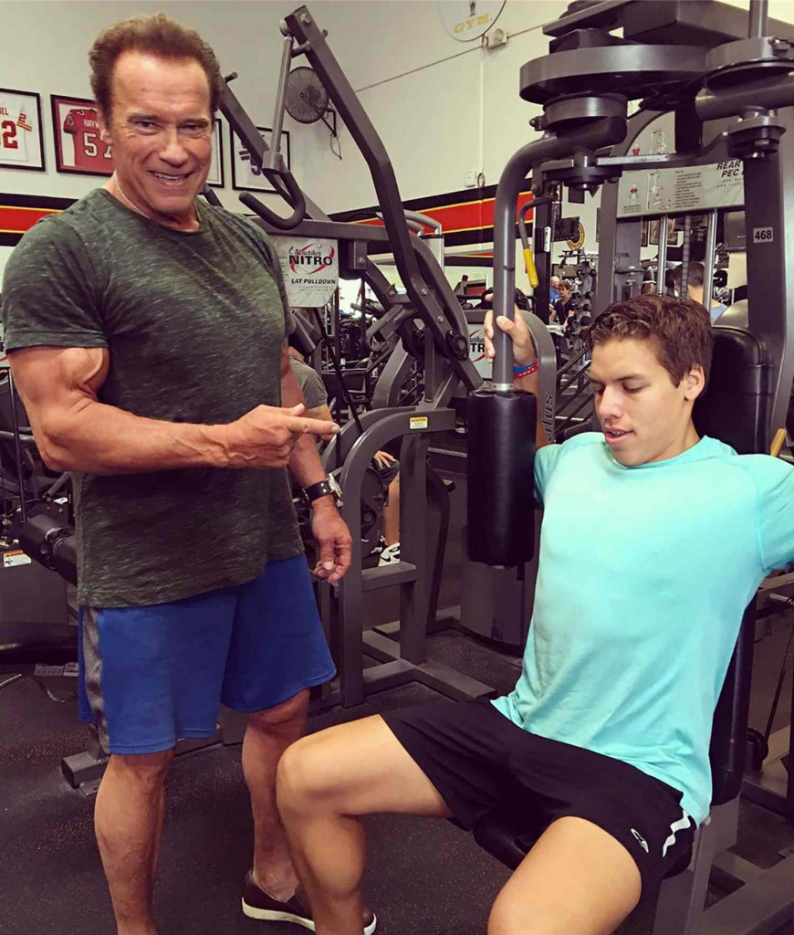 Joseph Baena entrenando en el gimnasio junto a su padre, el célebre actor Arnold Schwarzenegger.
