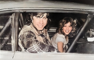 John Travolta (Billy Nolan) y Nancy Allen (Chris Hurgenson), durante una pausa en el rodaje de "Carrie" (1976). 