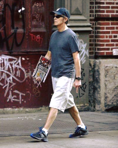Un gesto icónico a los paparazzi de Bowie caminando en NYC.