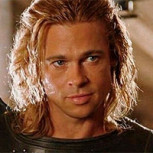 El Aquiles de Brad Pitt llamando por teléfono en plena Guerra de Troya: Mira la curiosa foto