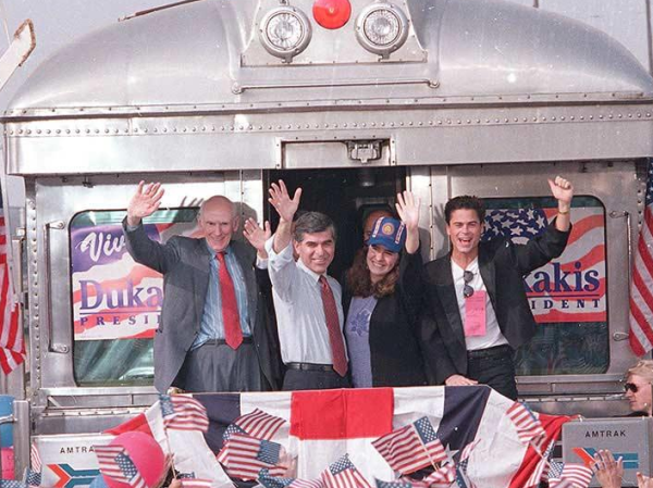 Rob Lowe junto a  Michael Dukakis, candidato del Partido Demócrata a la presidencia de Estados Unidos en 1988.