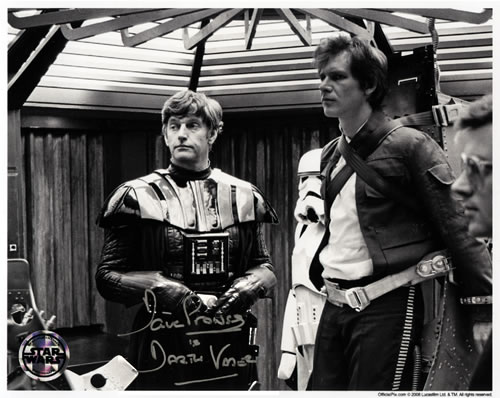 El actor inglés David Prowse (Darth Vader) junto a Harrison Ford (Han Solo), recibiendo instrucciones durante el rodaje de una toma.