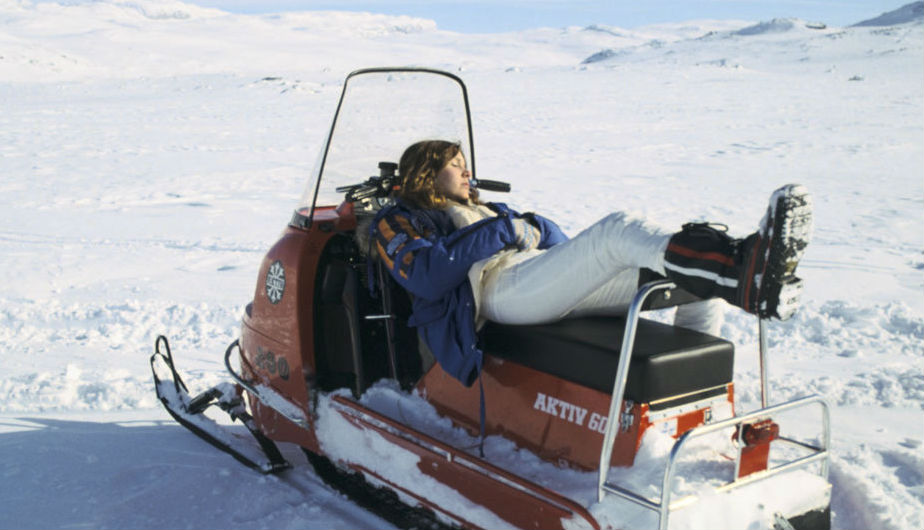 La actriz Carrie Fisher (Princesa Leia) descansa en una motonieve durante un descanso del rodaje.