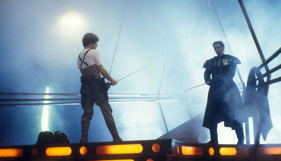 Los actores Mark Hamill y David Prowse ensayan la escena de la pelea con sables de luz.