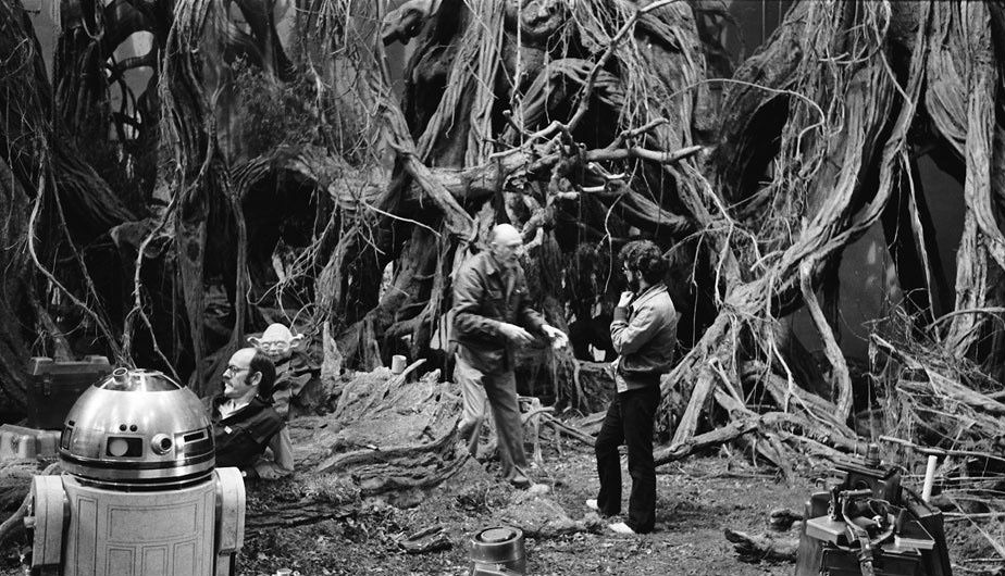 George Lucas (derecha), ell productor ejecutivo de la cinta,  conversa con el director Irvin Kershner, quien fuera su maestro cuando estudió cine.