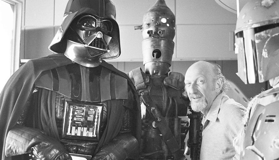 El director Irvin Kershner junto a Darth Vader y dos de los cazarrecompensas más temidos de la galaxia.