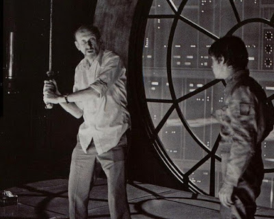 El actor Mark Hamill recibe instrucciones sobre cómo usar su sable láser en la toma de su pelea  con Darth Vader.