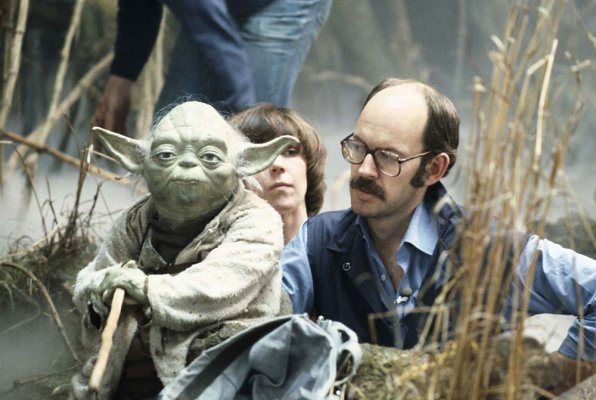 El maestro titiriterio Frank Oz dando vida al inolvidable Yoda, el sabio maestro Jedi.