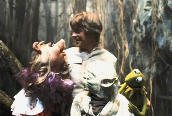 Piggy y la rana René, los personajes más famosos de los Muppets, visitan el set de rodaje de "El Imperio Contraataca". 
