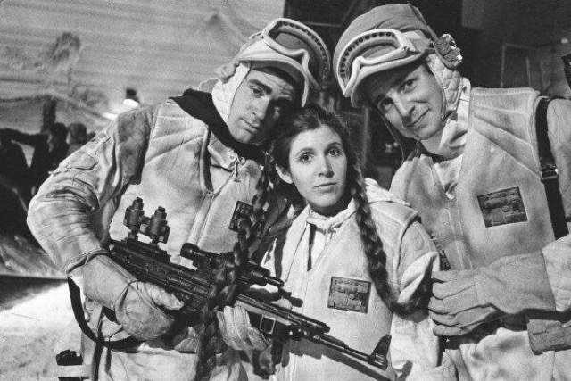 Dos guerreros rebeldes posan junto a la actriz Carrie Fisher (Princesa Leia Organa).