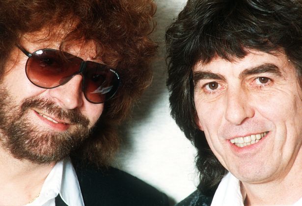 Jeff Lynne, ex líder de la  Electric Light Orchestra, y George Harrison, ex guitarrista de los Beatles.