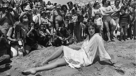 Sylvia Kristel rodeada de fotógrafos en el Festival de Cannes.