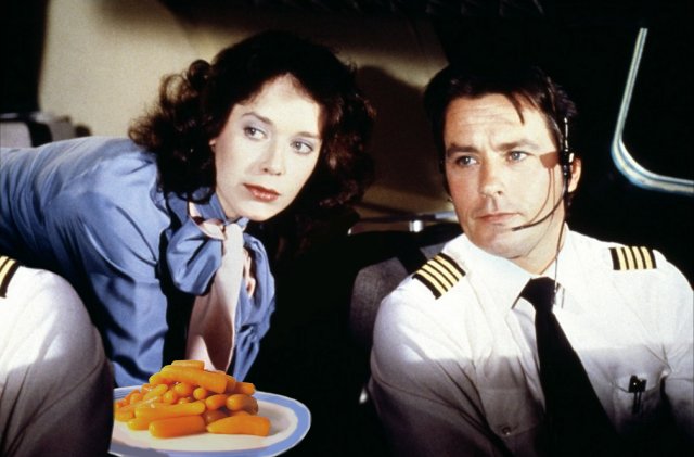 Sylvia Kristel junto al actor francés Alain Delon en la película "Aeropuerto 80".