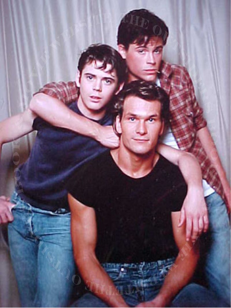 Los jóvenes actores C. Thomas Howell, Rob Lowe y Patrick Swayze, quienes personificaban, respectivamente,  a los hermanos Ponyboy, Sodapop y Darrell Curtis.