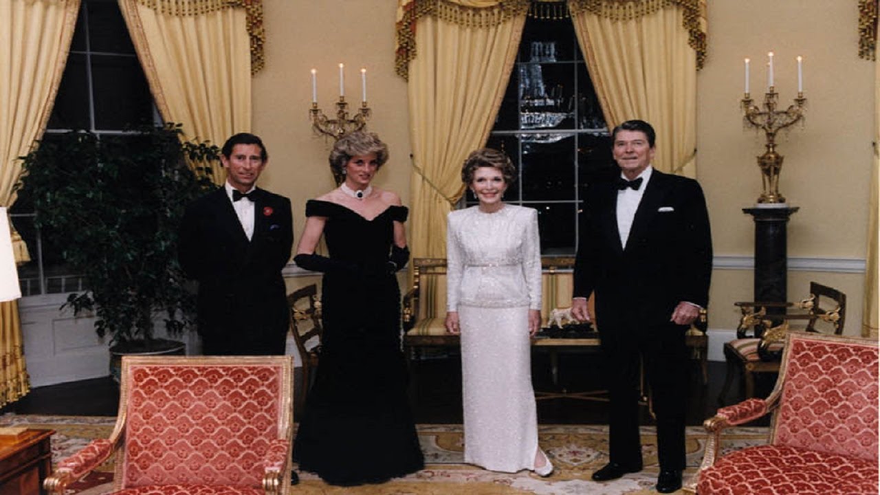 1985, en uno de los salones de la Casa Blanca. Lady Di y su esposo, el  Príncipe Carlos, junto al presidente de Estados Unidos Ronald Reagan y su esposa Nancy.