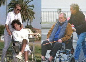 Dos fotos con 40 años de diferencia. En la primera David Soul lleva en silla de ruedas a Paul Michael Glaser en uno de los capítulos de "Starsky & Hutch", mientras que en la segunda se invierten los papeles y es Glaser quien, debido a un problema físico en una de las piernas de su compañero, lleva en silla de ruedas a Soul.