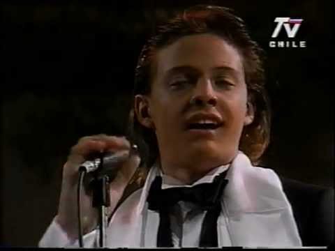 Luis Miguel presentándose por primera vez en el Festival Internacional de la Canción de Viña del Mar, en 1985.