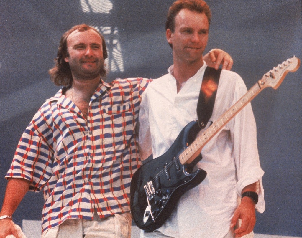Phil Collins junto a Sting durante el Live Aid 1985 en el estadio de Wembley.