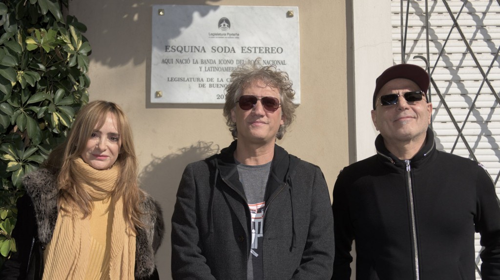 Laura Cerati, Charly Alberti y Zeta Bosio durante la inauguración de una placa en honor a Soda Stereo.