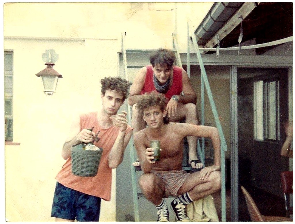 Una de las primeras fotos de Soda Stereo, cuando ensayaban todos los días en la sala de ensayo que el baterista Charly Alberti tenía en su casa.