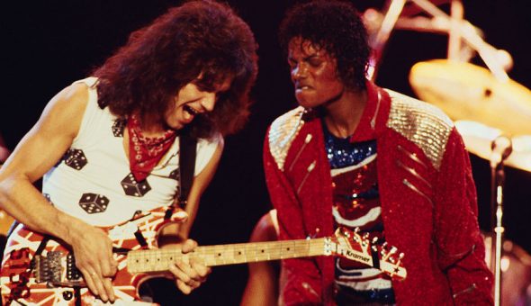 Eddie Van Halen y Michael Jackson interpretando la canción "Beat it" sobre el escenario. 
