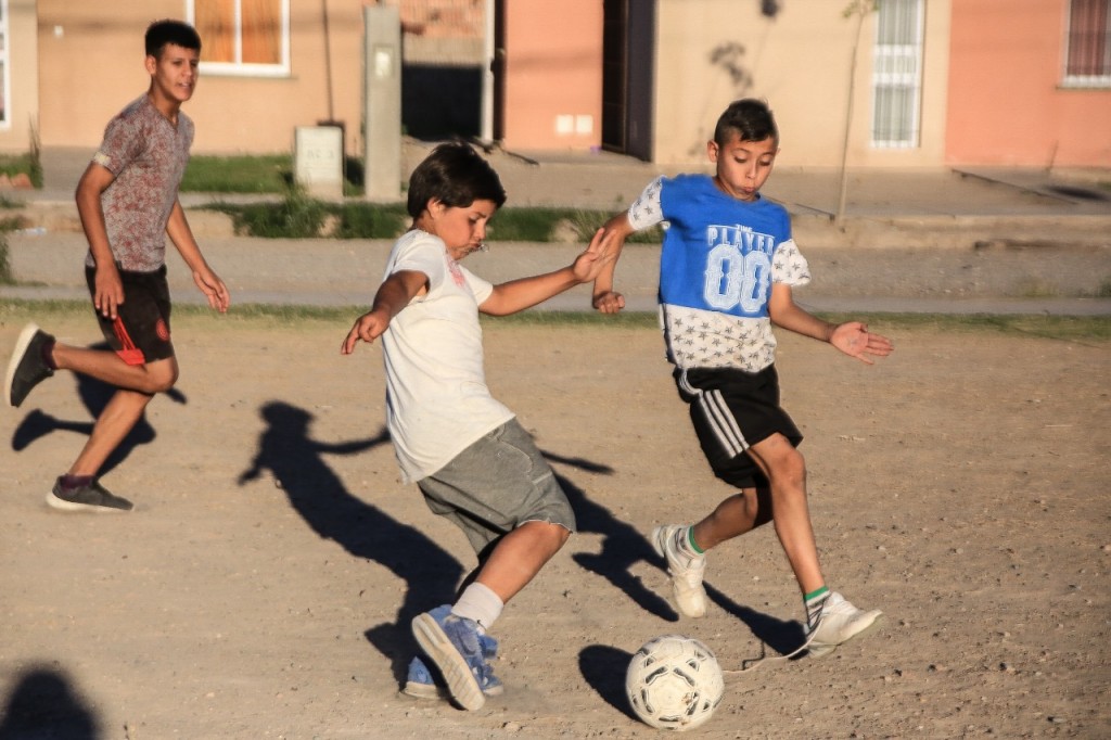 futbol-niños-barrio-conjunto-13-6