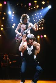 El vocalista Brian Johnson y el guitarrista Angus Young a principios de los años 80'.