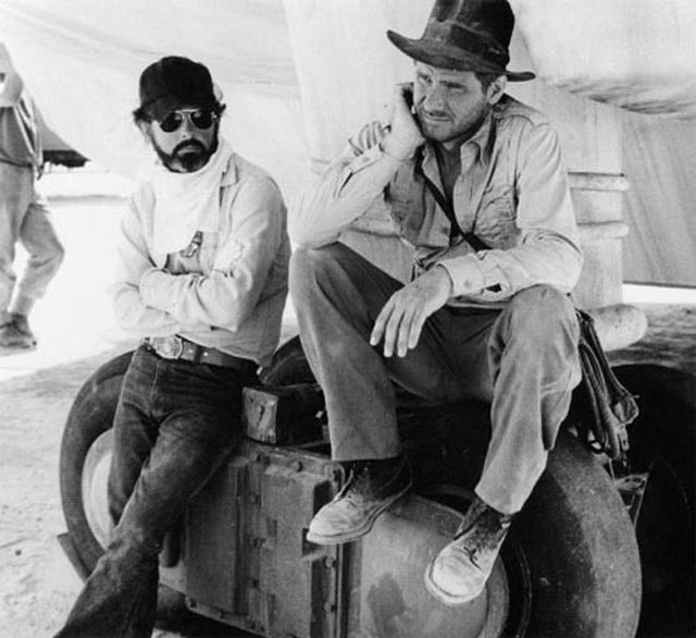 George Lucas y el actor Harrison Ford, durante una pausa en el rodaje de la película "Los Cazadores del Arca Perdida". 