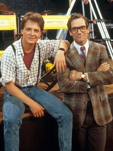 Michael J. Fox y Huey Lewis fotografiados durante una pausa en el rodaje de la película "Volver al Futuro" (1985).