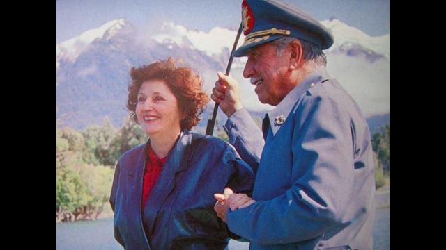 El general Augusto Pinochet y su esposa Lucía Hiriart durante una visita a la zona austral de nuestro país.