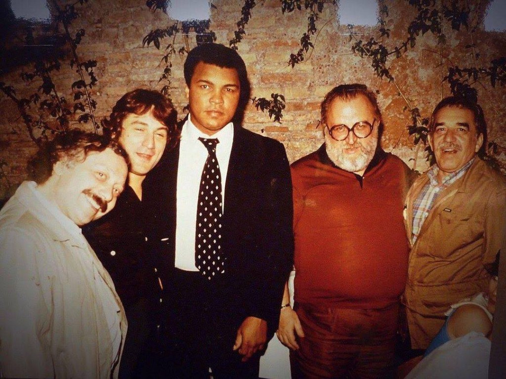 La fotografía que reunió -yendo de  izquierda a derecha- a las siguientes celebridades: Gianni Mina,  Robert De Niro, Muhammad Alí,  Sergio Leone y Gabriel García Márquez.  