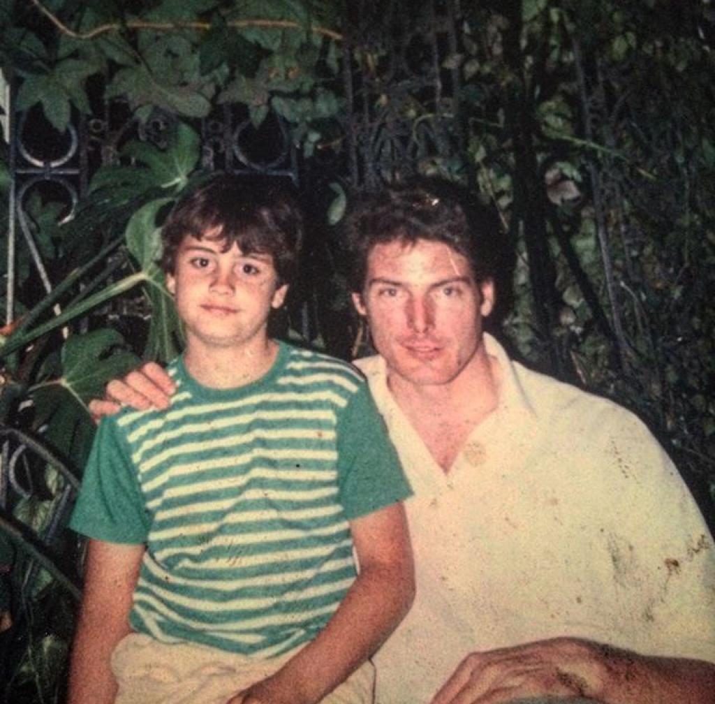 El pequeño Julio Jung Duvauchelle junto a Christopher Reeve.