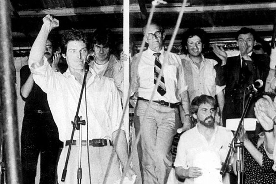 Christopher Reeve levanta su mano derecha en el acto organizado en el Garage Matucana.