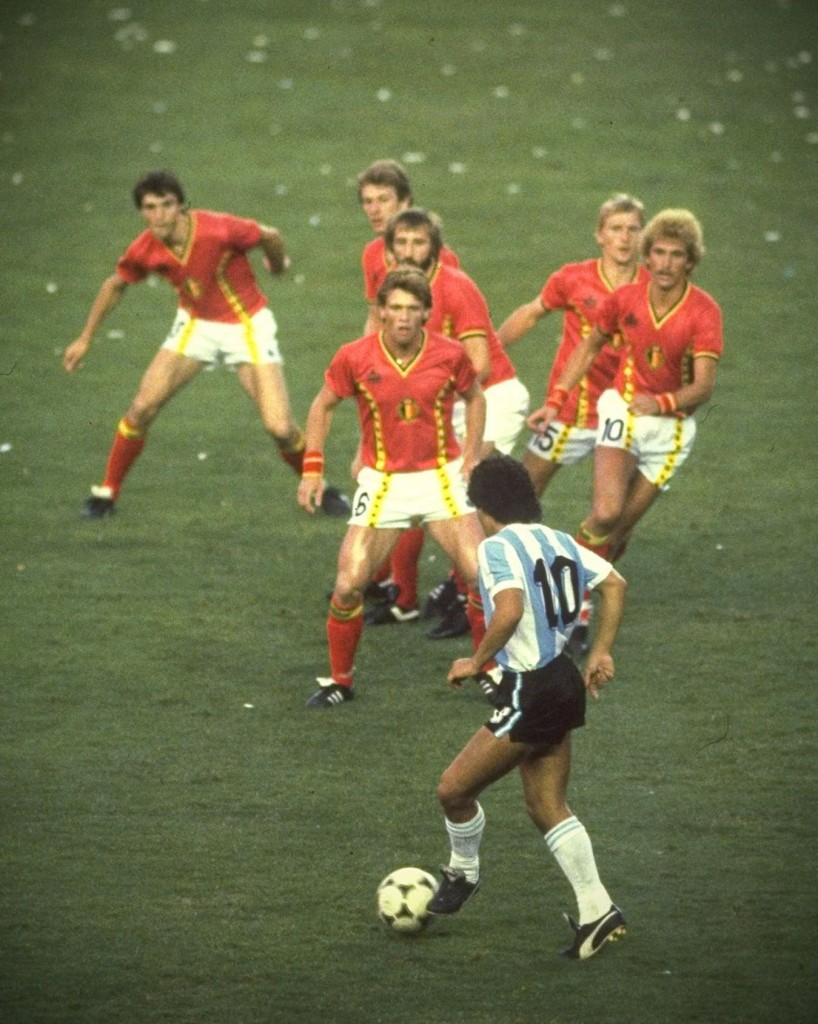 La célebre fotografía de Diego Armando Maradona, tomada por el fotógrafo Steve Powell durante el partido inaugural del Mundial de España 1982.