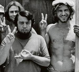 Harrison Ford (a la derecha de la foto)  a los 27 años, cuando trabajaba como carpintero,