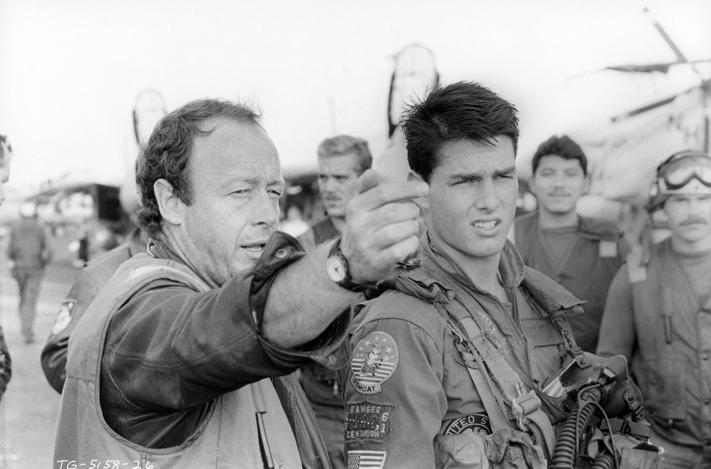 Tony Scott dándole instrucciones a Tom Cruise durante el rodaje de "Top Gun".