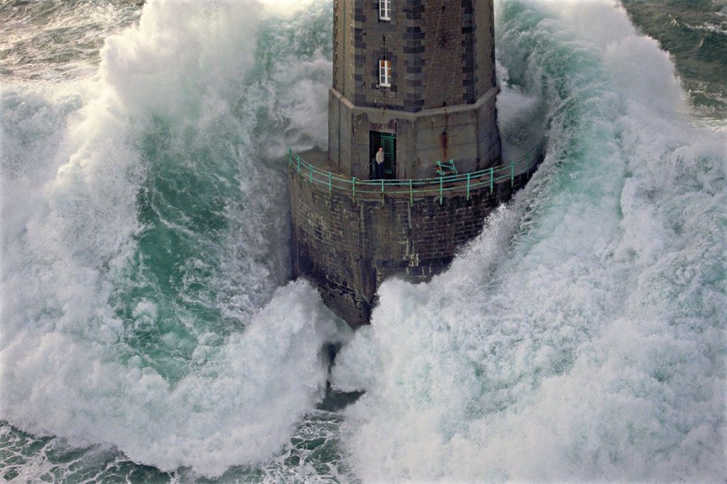 La impresionante imagen del faro La Jument captada por el  fotógrafo francés Jean Guichard el 21 de diciembre de 1989.