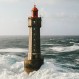 La espectacular foto del faro de La Jument: La furia del mar sobrecoge al hombre