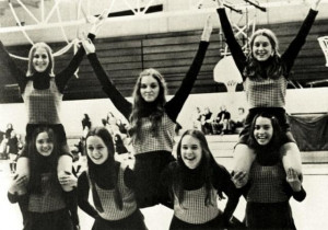 Hace 50 años, Madonna (centro) fue porrista en Adams High School en Rochester, Michigan durante su primer año en 1972. Tenía 14 años.
