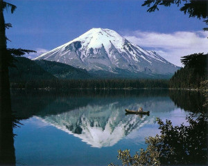 Fotografía del Monte Santa Helena tomada antes de su famosa erupción. Su silueta casi simétrica le valió el apodo de "El monte Fuji de los Estados Unidos".