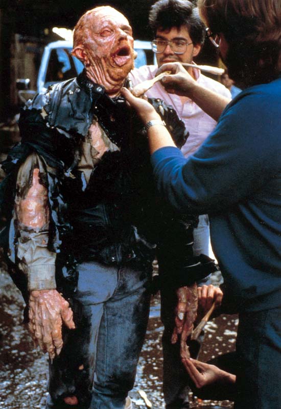 El actor Paul McCrane, quien personificó al   criminal Emil Antonowsky, recibe los últimos retoques del equipo de maquillaje antes de rodar la escena en que su personaje recibe un baño de ácido y productos químicos.