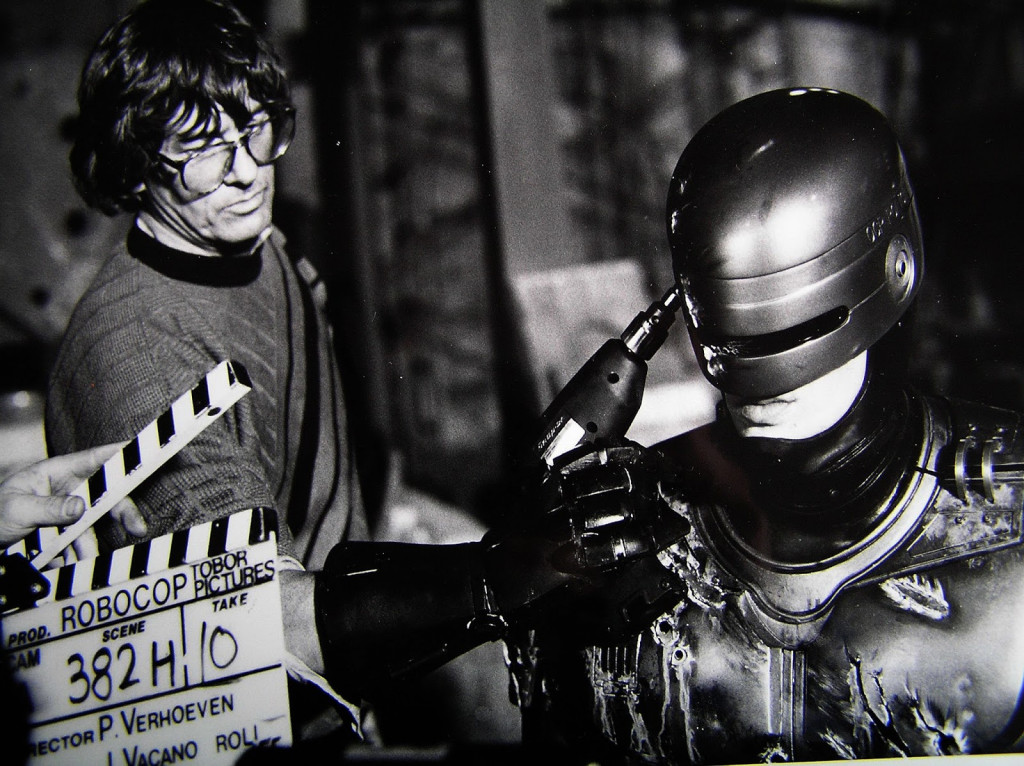 El director Paul Verhoeven se apresta a operar el destornillador eléctrico en la escena en que RoboCop se saca su casco.