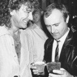 Phil Collins y Robert Plant: El tierno y gracioso beso entre las dos grandes estrellas del rock