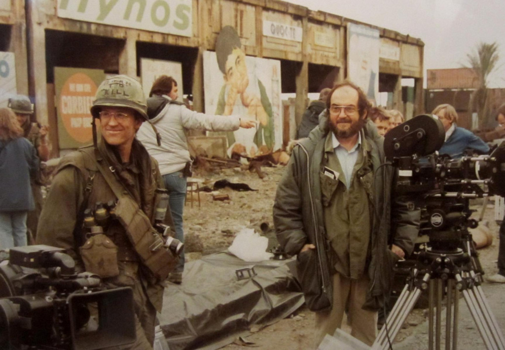 El actor Matthew Modine y el director Stanley Kubrick durante el rodaje de la película "Nacido para Matar".